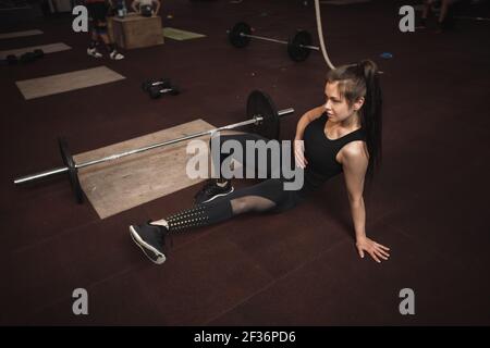 Sportlerin beim Core Workout im Fitnessstudio Stockfoto