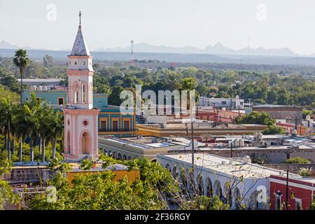 Blick über die Stadt El Fuerte und die Kirche des Heiligen Herzens Jesu / Iglesia del Sagrado Corazón de Jesús, Sinaloa, Mexiko Stockfoto