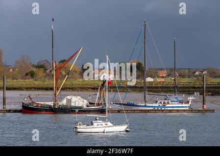Flussufer, Bootsliegeplätze und Kai von North Fambridge auf dem Fluss Crouch, Blick von South Fambridge, Rochford, Essex, Großbritannien. Segelschiff Whippet Stockfoto