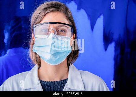 Schutz ansteckende Krankheit, Coronavirus. Frau Arzt trägt hygienische Gesicht chirurgische medizinische Maske und Brille. Medizinisches Personal Stockfoto