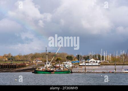 Flussufer, Bootsliegeplätze und Kai von North Fambridge auf dem Fluss Crouch, Blick von South Fambridge, Rochford, Essex, Großbritannien Stockfoto