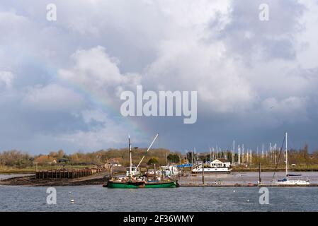 Flussufer, Bootsliegeplätze und Kai von North Fambridge auf dem Fluss Crouch, Blick von South Fambridge, Rochford, Essex, Großbritannien Stockfoto
