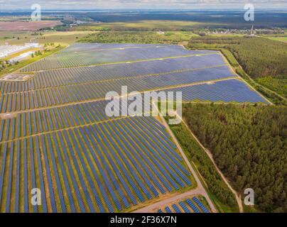 Luftaufnahme zum Solarkraftwerk. Industrielle Hintergründe zum Thema erneuerbare Ressourcen. Stockfoto