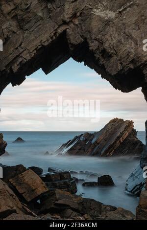 Langzeitbelichtung Blick durch den Tarlair Meeresbogen Macduff, Scottish Coast, Scotlland, UK Stockfoto