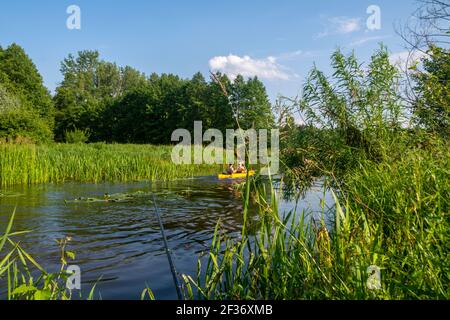 Angeln auf dem kleinen Fluss Grabia im Zentrum von Polen. Stockfoto