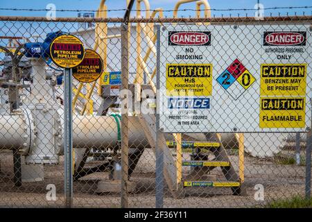 05-14-2020 Cushing USA - Gefahr- und Warnschilder am Pipeline-Terminal am Tanklager mit hohem Zaun vor der Ausrüstung. Stockfoto