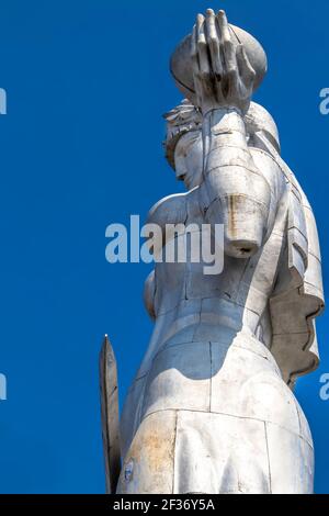 07-15-2019 Tiflis Georgien -Blick auf Kartlis Deda Mutter von Kartli oder Georgien - von Bildhauer Elguja Amashukeli - zwanzig Meter Aluminiumfigur o Stockfoto