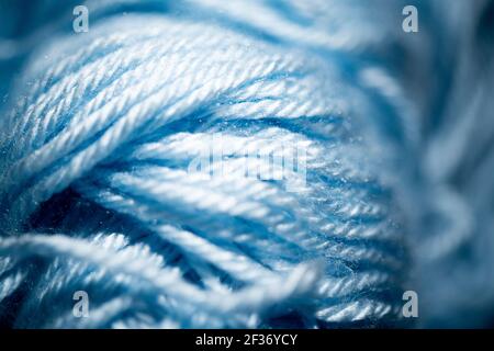 Eine extreme Nahaufnahme mit selektivem Fokus von blauen und fuzzy gebündelten Häkelfäden. Stockfoto