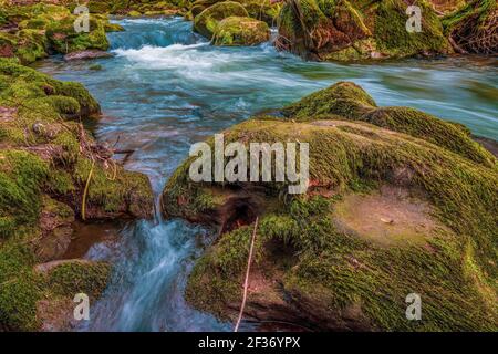 Die Stromschnellen im Unterlauf des Prüm bei Irrel in der Eifel. Die Irrel Wasserfälle der Prüm. Stockfoto
