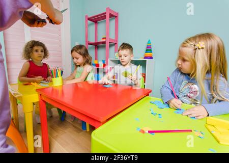 Im Kindergarten kreieren die Kinder gemeinsam leuchtende Dinge Stockfoto