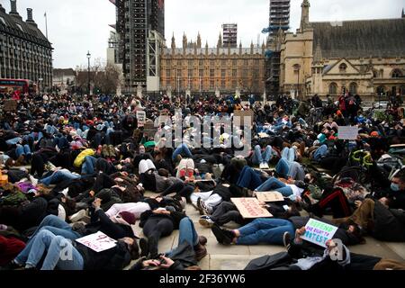 Parliament Square. 14/03/2021. Protest gegen die heftige Polizeiwache der Mahnwache auf Clapham Common für Sarah Everard in der Nacht zuvor ... alle lagen Stockfoto