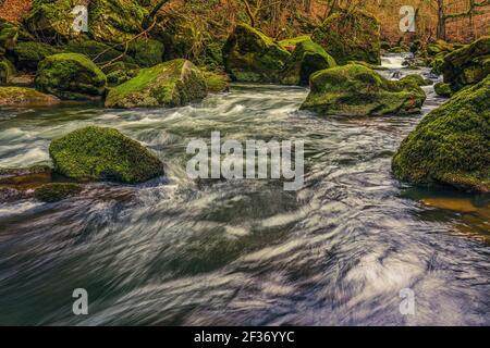 Die Stromschnellen im Unterlauf des Prüm bei Irrel in der Eifel. Die Irrel Wasserfälle der Prüm. Stockfoto
