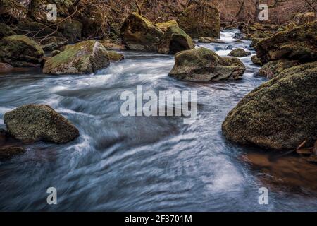 Die Stromschnellen im Unterlauf des Prüm bei Irrel in der Eifel. Die Irrel Wasserfälle der Prüm. Stockfoto
