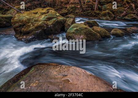 Die Stromschnellen im Unterlauf des Prüm bei Irrel in der Eifel. Die Irrel Wasserfälle der Prüm. Stockfoto