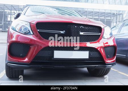 Rote moderne Luxus-Auto in der Stadt geparkt Stockfoto