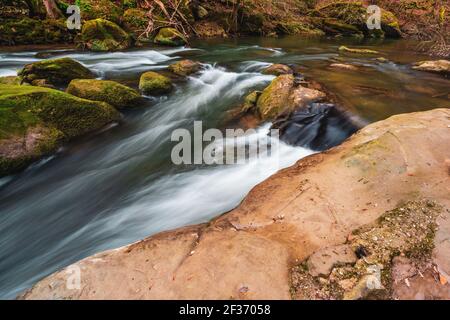 Die Stromschnellen im Unterlauf des Prüm bei Irrel in der Eifel. Die Irrel Wasserfälle der Prüm. Stockfoto