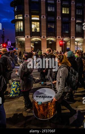 London, Großbritannien. März 2021, 15th. Der Protest verlässt den Parliament Square und geht weiter zur Westminster Bridge und dann zum New Scotland Yard. Proteste im Zentrum von London, nachdem die Polizei die Mahnwache vor dem Clapham Common Bandstand für Sarah Everard abräumte. Sie decken sich mit der Debatte in Parlaiment über ein neues Gesetz, das viele glauben, die Proteste stark einschränken, aber wenig für weibliche Opfer von Verbrechen tun wird. Kredit: Guy Bell/Alamy Live Nachrichten Stockfoto