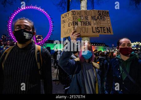 London, Großbritannien. März 2021, 15th. Der Protest verlässt den Parliament Square und geht weiter zur Westminster Bridge und dann zum New Scotland Yard. Proteste im Zentrum von London, nachdem die Polizei die Mahnwache vor dem Clapham Common Bandstand für Sarah Everard abräumte. Sie decken sich mit der Debatte in Parlaiment über ein neues Gesetz, das viele glauben, die Proteste stark einschränken, aber wenig für weibliche Opfer von Verbrechen tun wird. Kredit: Guy Bell/Alamy Live Nachrichten Stockfoto