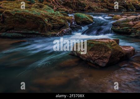 Die Stromschnellen im Unterlauf des Prüm bei Irrel in der Eifel. Die Irrel Wasserfälle der Prüm. Stockfoto