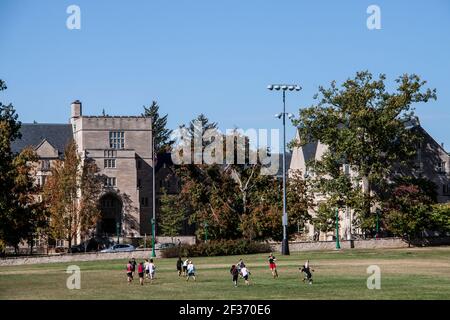 2019 10 19 Bloomington USA Studenten spielen Ultimate Frisbee auf der University of Indiana Campus Stockfoto