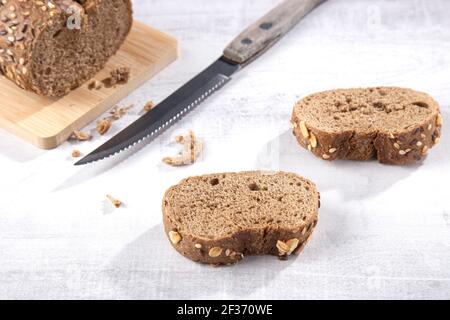 Krümel und Brotscheiben auf hellem Hintergrund. Nahaufnahme... Draufsicht Stockfoto