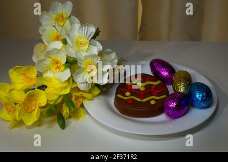 Ostereier & Babyküken - Eier und Küken symbolisieren neues Leben. Eier sind seit der Antike ein Symbol des Frühlings. Stockfoto