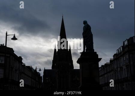 West End von Edinburgh zeigt St Mary's Cathedral und die Statue von Robert, Viscount Melville. Stockfoto