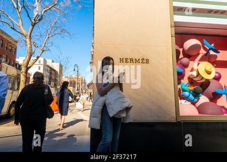 New York, USA. März 2021, 12th. Abgelenkter Shopper wartet am Freitag, den 12. März 2021, vor dem Hermés-Laden auf der Madison Avenue in New York. (Foto von Richard B. Levine) Quelle: SIPA USA/Alamy Live News Stockfoto