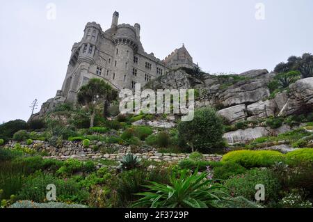 Die steil terrassierten felsigen Gärten voller subtropischer Pflanzen auf der seaward Seite des St. Michaels Mount vor Marazion in Cornwall. VEREINIGTES KÖNIGREICH Stockfoto