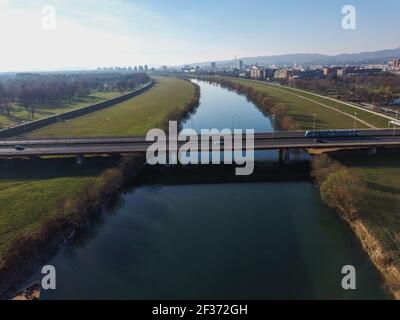 Zagreb, Kroatien-7th. März 2021: Eine der Zagreber Stadtbrücken über den Fluss Sava im östlichen Teil der Stadt Stockfoto