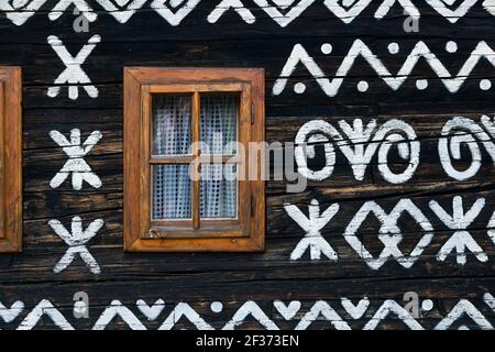 Folklore dekorative Ziermalerei auf Holzhaus in Cicmany, Slowakei. Stockfoto