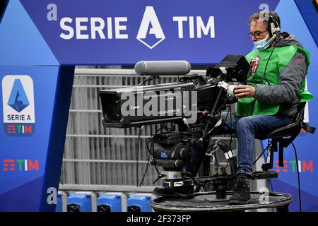 Mailand, Italien. März 2021, 14th. Ein Kameramann bei der Arbeit vor der Serie A Setup während der Serie A Fußballspiel zwischen AC Mailand und SSC Napoli im San Siro Stadion in Mailand (Italien), 14th. März 2021. Foto Andrea Staccioli/Insidefoto Kredit: Insidefoto srl/Alamy Live News Stockfoto