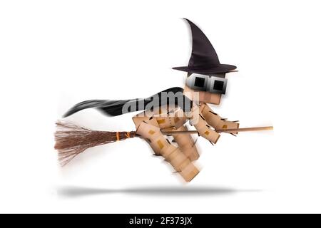 Halloween Hexenfigur fliegt auf einem Broomstick oder Bsom mit Hexenhut und Umhang. Isoliert auf weißem Hintergrund. Feiertagssymbol und -Symbol Stockfoto