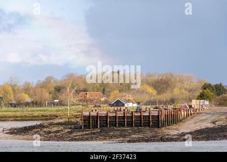 Quay of North Fambridge am Fluss Crouch, Blick von South Fambridge, Rochford, Essex, Großbritannien. Ländlich, Landdock und Slipway Stockfoto