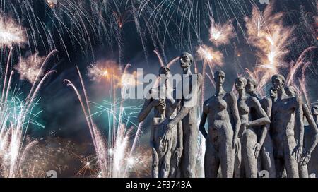 Feuerwerk über dem Denkmal die Tragödie der Völker im Siegespark auf dem Poklonnaja-Hügel (Gora), Moskau, Russland-- gegründet in Erinnerung an die Opfer Stockfoto
