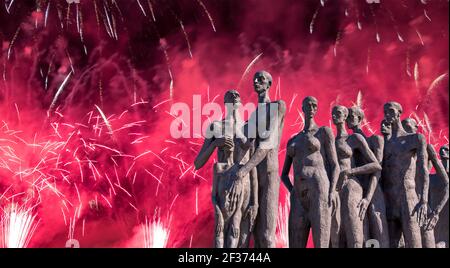Feuerwerk über dem Denkmal die Tragödie der Völker im Siegespark auf dem Poklonnaja-Hügel (Gora), Moskau, Russland-- gegründet in Erinnerung an die Opfer Stockfoto