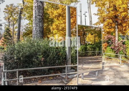 Das Spiegellabyrinth im Herbst - verwirrend, aber schöne Reflexionen In der Natur mit Spiegelverzerrungen und selektivem Fokus Stockfoto