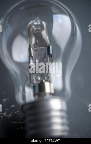 Nahaufnahme einer klassischen elektrischen Glühbirne Stockfoto