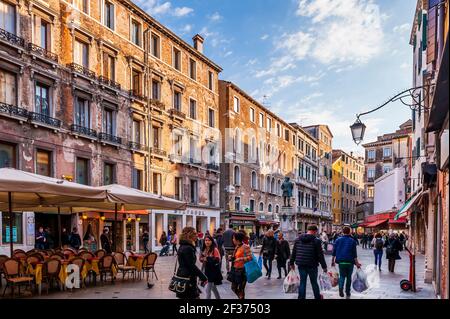 Campo San Bartolomeo und seine bunten mittelalterlichen Fassaden in Venedig in Venetien, Italien Stockfoto