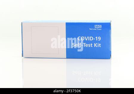 Test und Trace Covid-19 NHS Home Selbsttest-Kit für Schüler, die zurück zur Schule und Hochschule auf weißem Hintergrund erschossen zur Verfügung gestellt. Stockfoto
