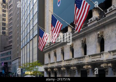 New York City, NY/USA - November 8 2020: New York Wall Street. Amerikanische Flaggen hängen am New Yorker Börsengebäude Stockfoto