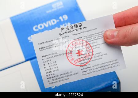 Test und Trace NHS Abstrich Home Testkit zeigt in China hergestellt Chinesisch Qualifikationszertifikat. Stockfoto