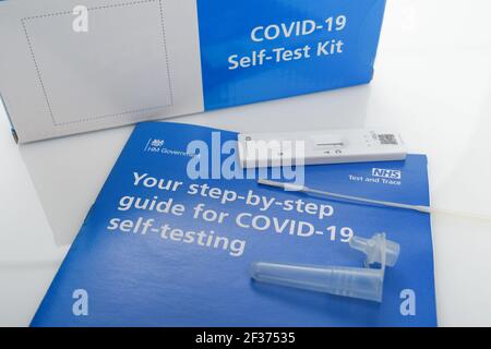 Covid-19 selbst-Test NHS-Test und Trace-Kit für Schüler der Schule und Hochschulen für zu Hause testen zur Verfügung gestellt. Stockfoto