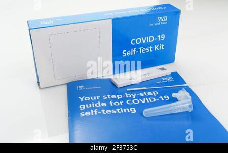 Covid-19 selbst-Test NHS-Test und Trace-Kit für Schüler der Schule und Hochschulen für zu Hause testen zur Verfügung gestellt. Stockfoto