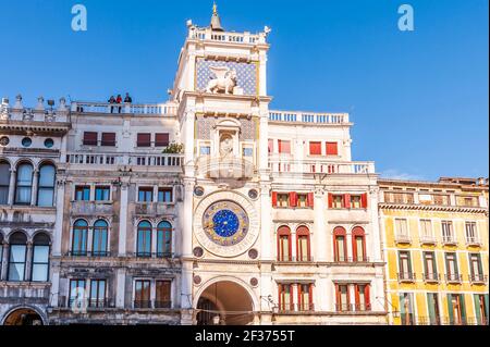 Uhrturm des heiligen Markus auf dem Markusplatz in Venedig, Italien in Venedig in Venetien, Italien Stockfoto