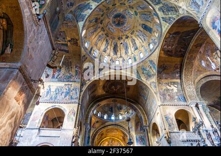 Innenraum der Markusbasilika in Venedig, Italien Stockfoto