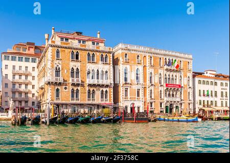 Mittelalterliche Fassaden und Gondeln auf dem Canal Grande in Venedig in Venetien, Italien Stockfoto