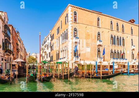 Mittelalterliche Fassaden und Gondeln auf dem Canal Grande in Venedig in Venetien, Italien Stockfoto