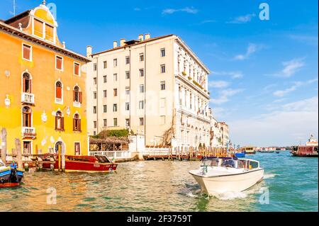 Mittelalterliche Fassaden und Taxi auf dem Canal Grande in Venedig in Venetien, Italien Stockfoto