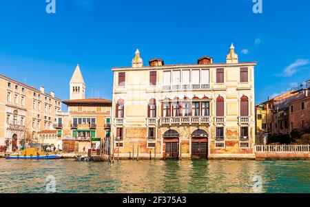 Mittelalterliche Fassaden und Gondeln auf dem Canal Grande in Venedig in Venetien, Italien Stockfoto